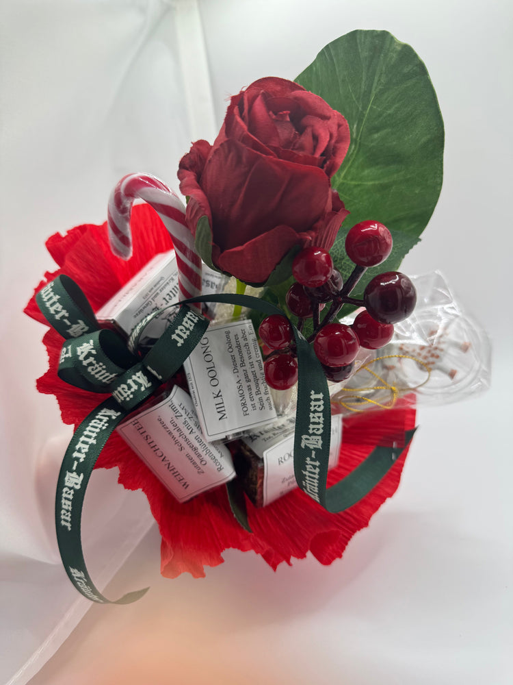 Roter, weihnachtlicher Teestrauß mit hochwertigen Teesorten, süßem Kandis und liebevoll handgemachten Deko-Elementen. Perfektes Weihnachtsgeschenk für Teeliebhaber – festlich, außergewöhnlich und ideal für die winterliche Genusszeit